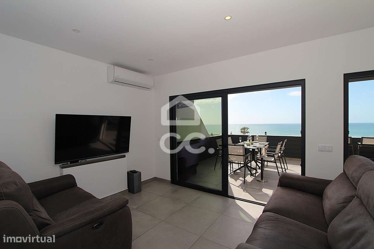Apartamento T3 Renovado com Vista Mar e Terraço em Armação de Pêra-12