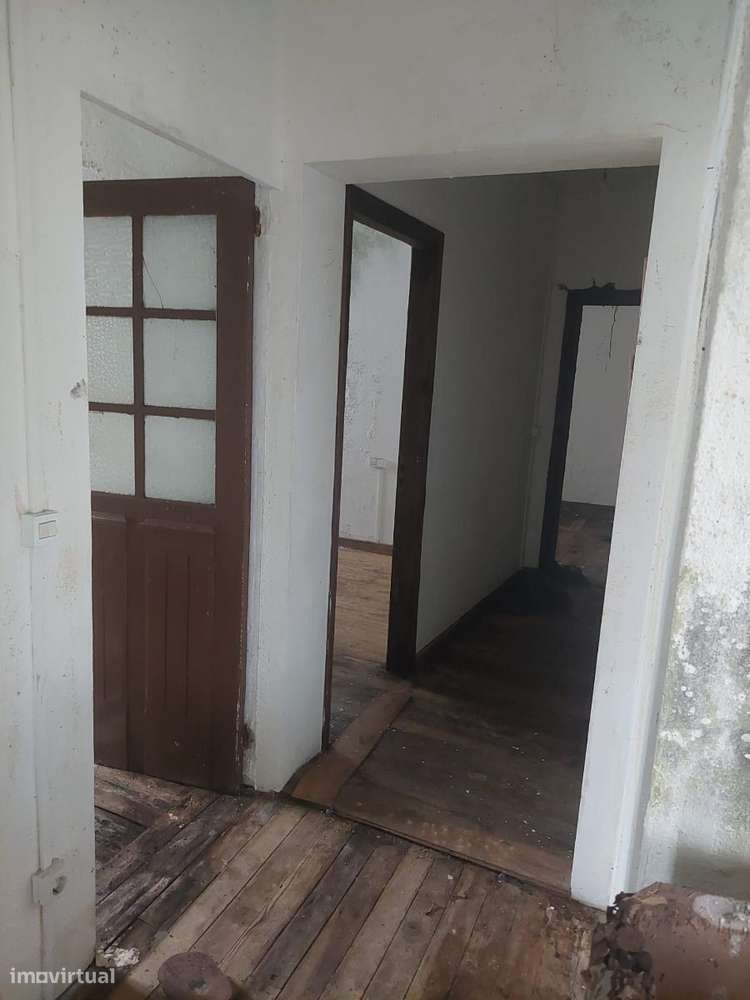 Moradia t4 , interior para recuperar- toda em pedra-2 gar. individuais-17