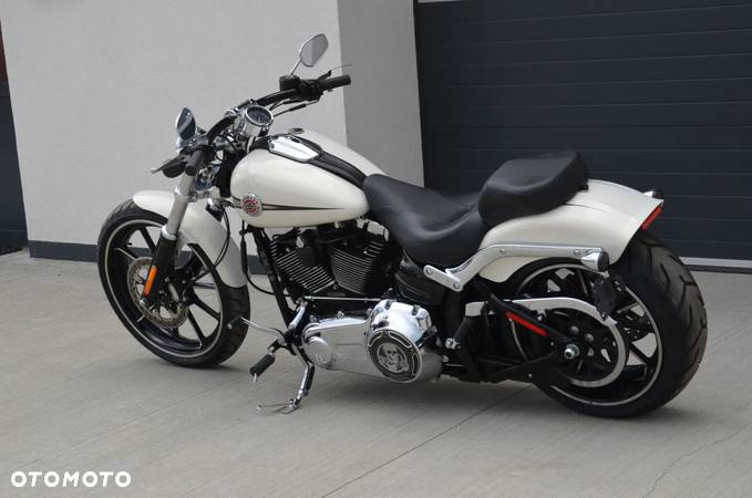 Harley-Davidson Softail Breakout - 40