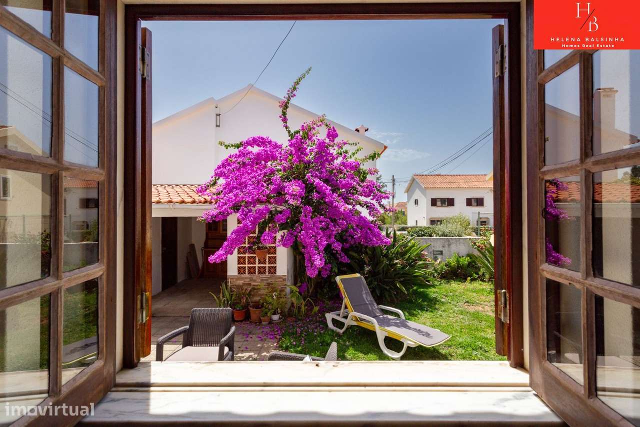 Bonita moradia V6, situada nos Casais de São Lourenço, junto à pra-28