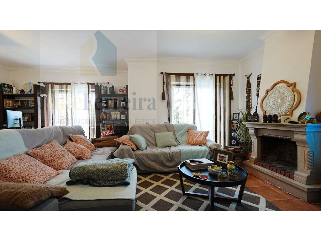 Moradia T3 localizada em São Pedro da Cadeira com jardim-8