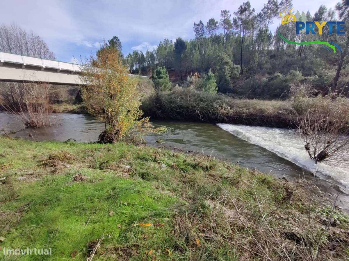 Ruína a confinar com Ribeira-14