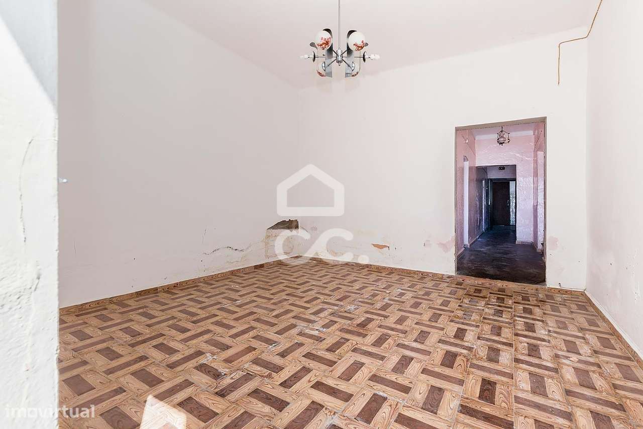 Moradia T3 Térrea de Gaveto para Recuperar c/ Quintal, Terraço e Garag - Grande imagem: 3/60