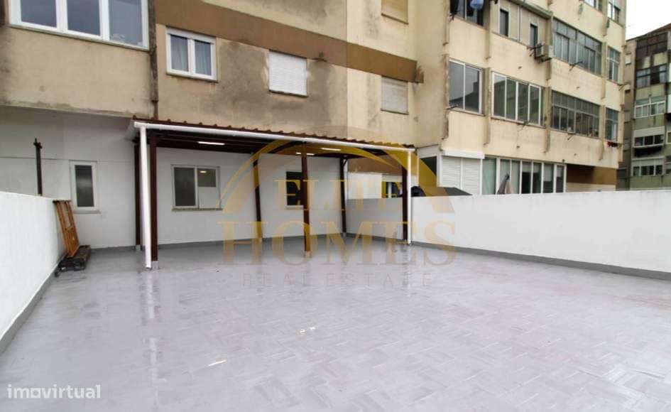 Venda de espaço comercial amplo, transformado em habitação T4. Terraço - Grande imagem: 4/14