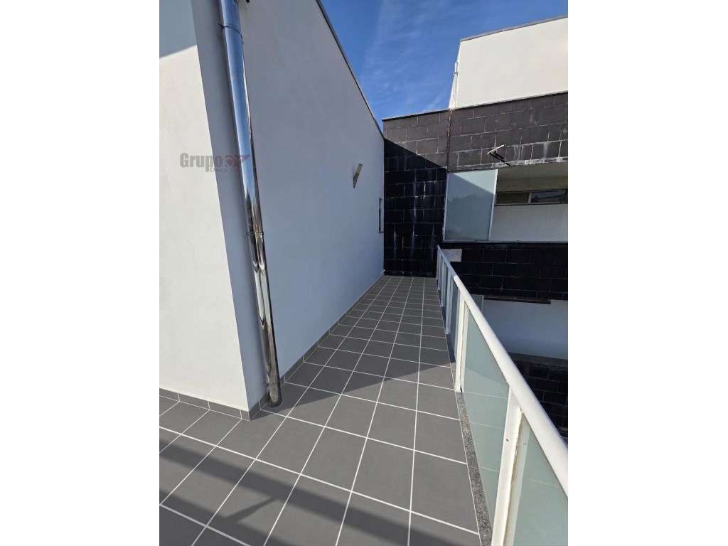 Moderno Apart. T2 com Garagem Box, Varanda Panorâmica e Lareira em ...-9