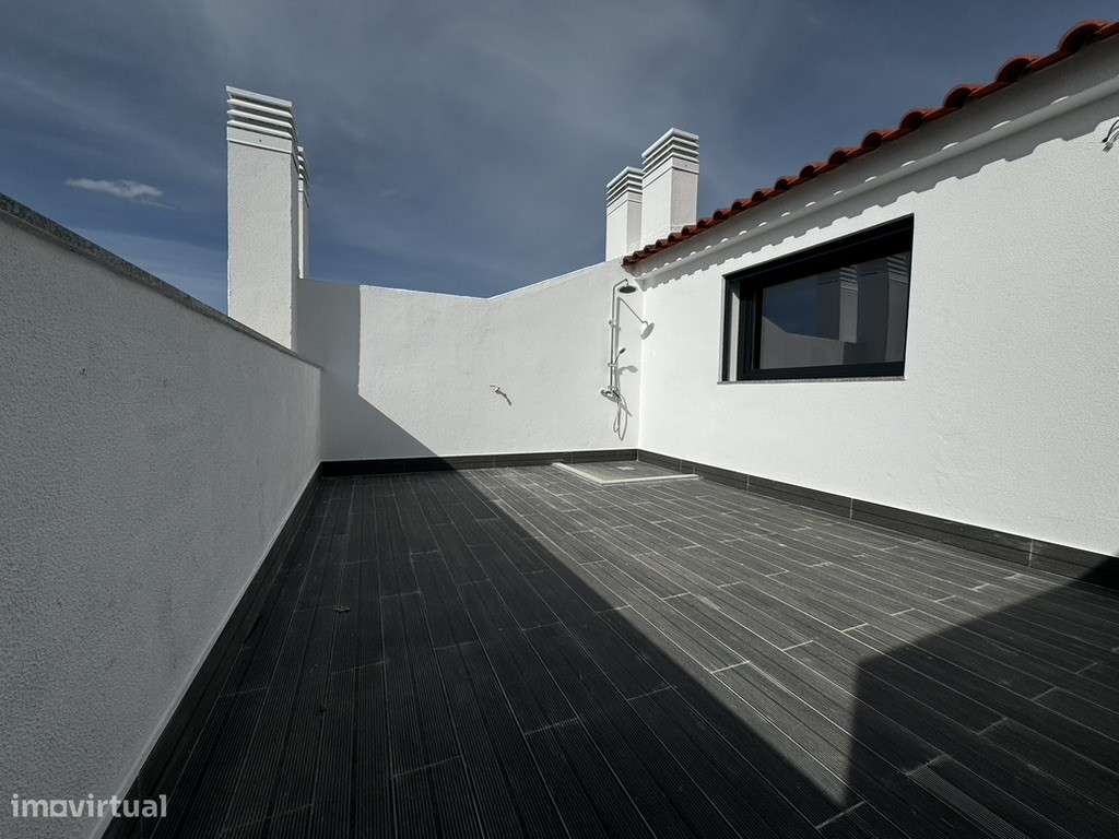 Moradia com 3 Suites, Garagem, Logradouro, Churrasqueira e Piscina-2