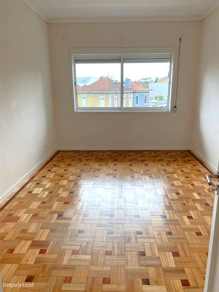Apartamento T4 c/ varanda renovado à Av. da Boavista-18