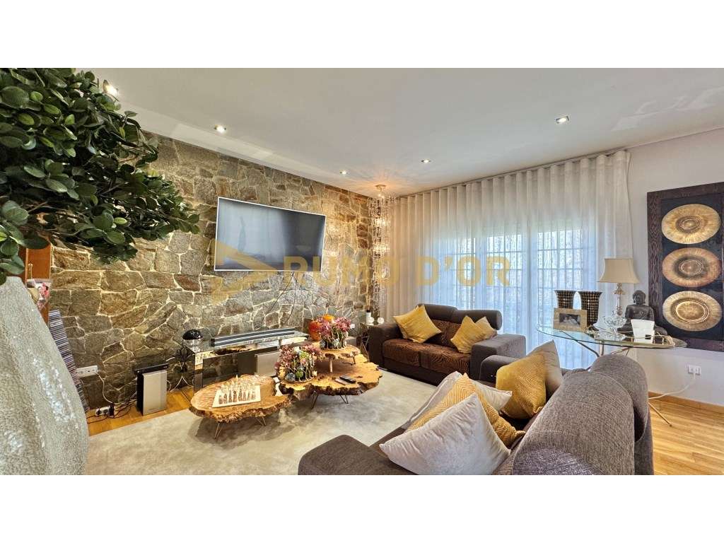 Viva com Conforto! Moradia T4 com Jardim e Espaço Exterior em Alenquer-6