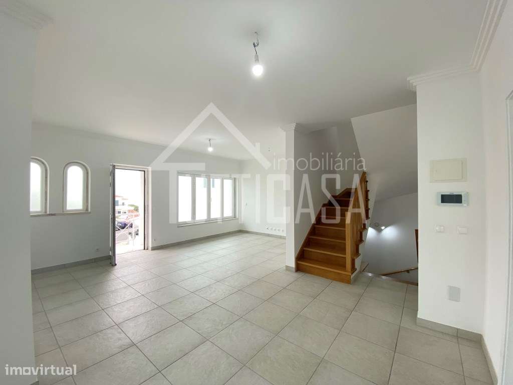 Moradia V3+1 totalmente remodelada na Ericeira-15