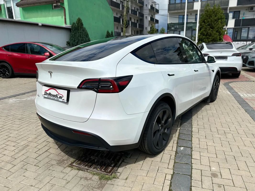 Tesla Model Y Long Range Dual Motor AWD - 4