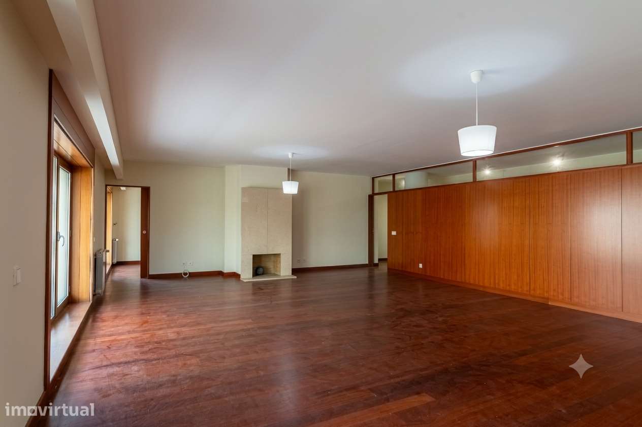 Apartamento T5 com 4 casas de banho e garagem-14