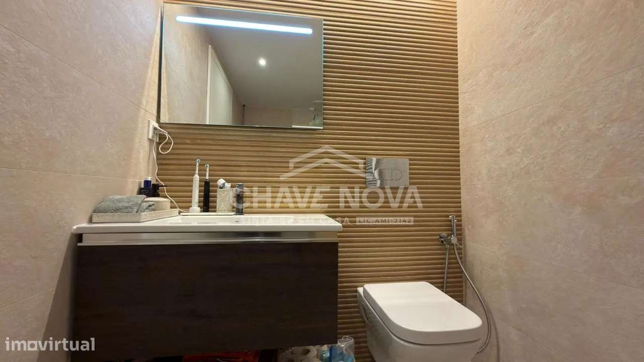 Apartamento T1+1 Como Novo c/ Lugar de Garagem em Santa Marinha (VL8)-29