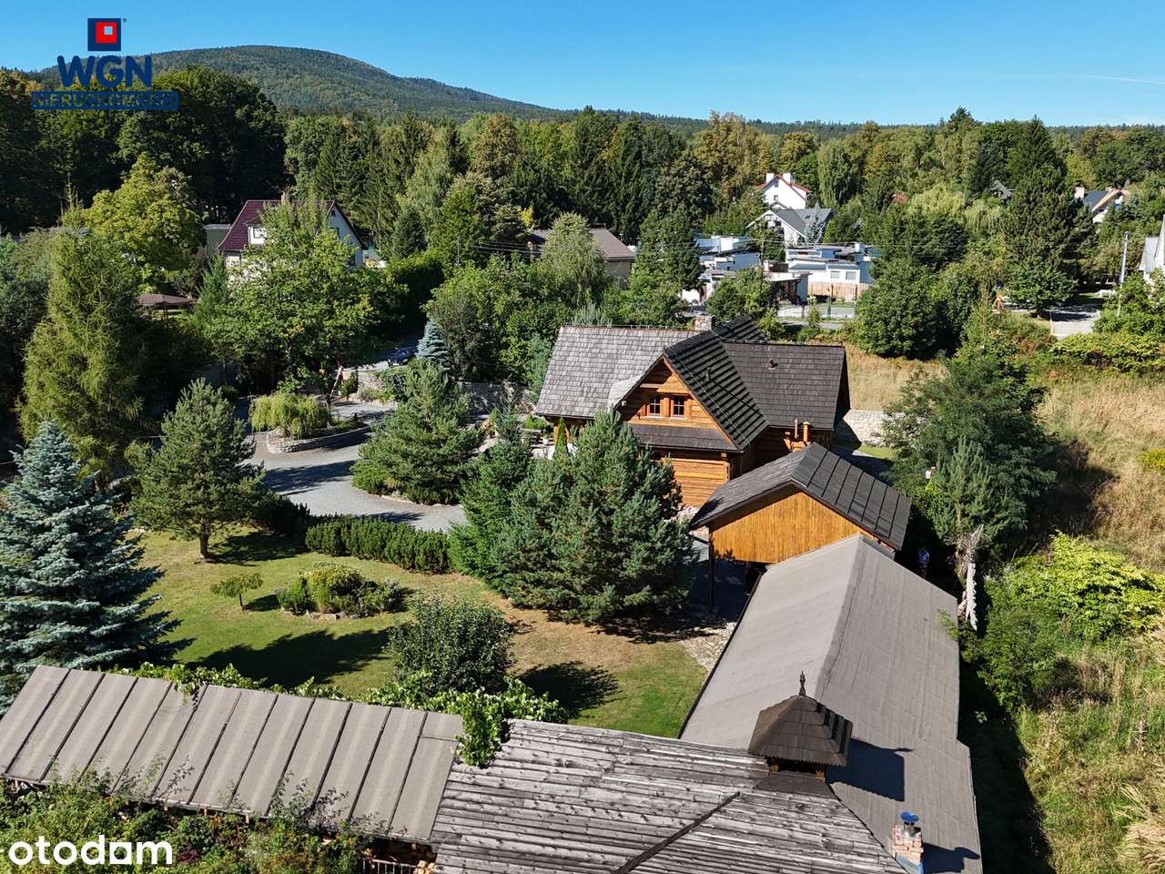 Klimatyczny dom drewniany z zadbanym ogrodem w Polanicy-Zdrój.-18