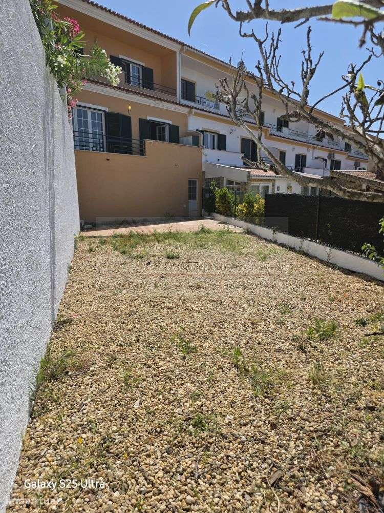 Moradia T4 com piscina e 900 m² de terreno na Quinta da Serralheira,-18