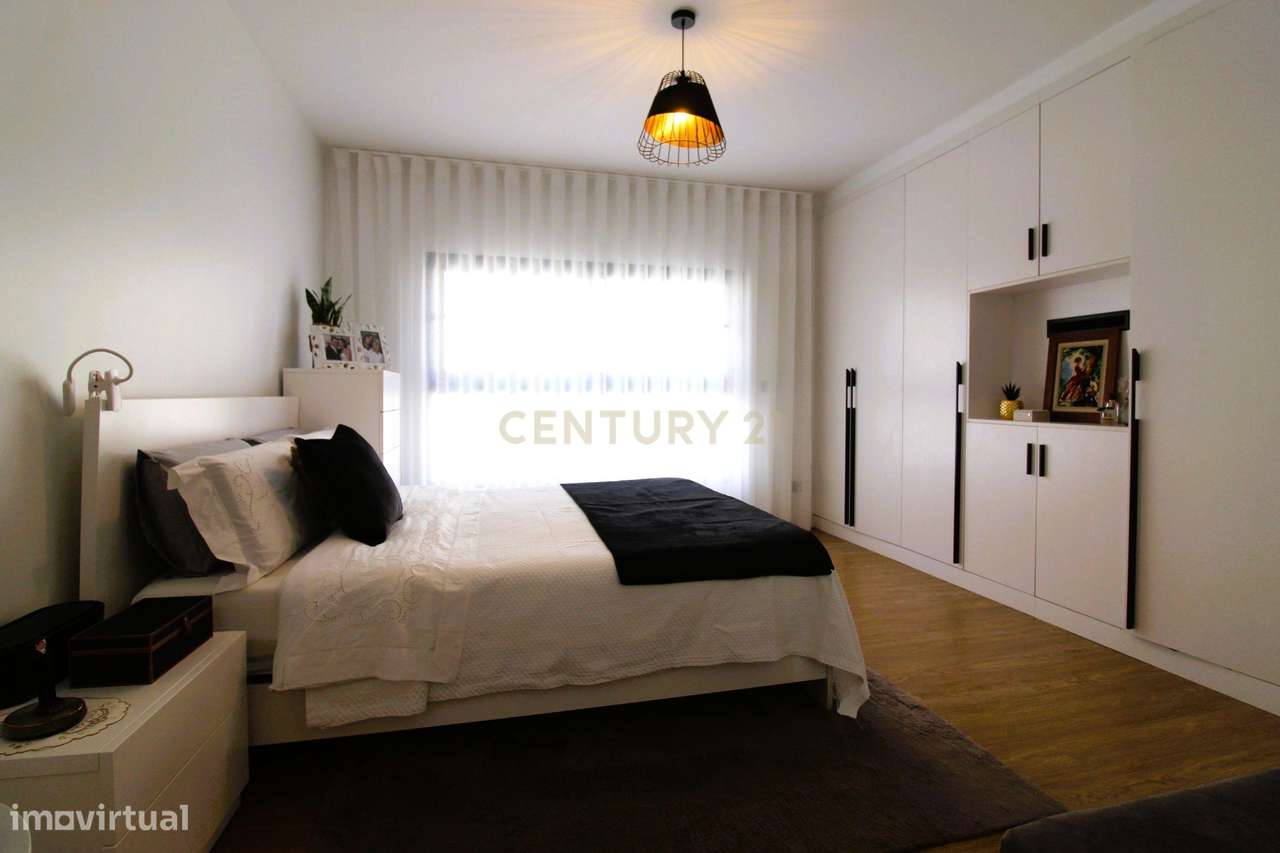 Apartamento T2 Exclusivo com Vista Mar e Localização Privilegiada-12