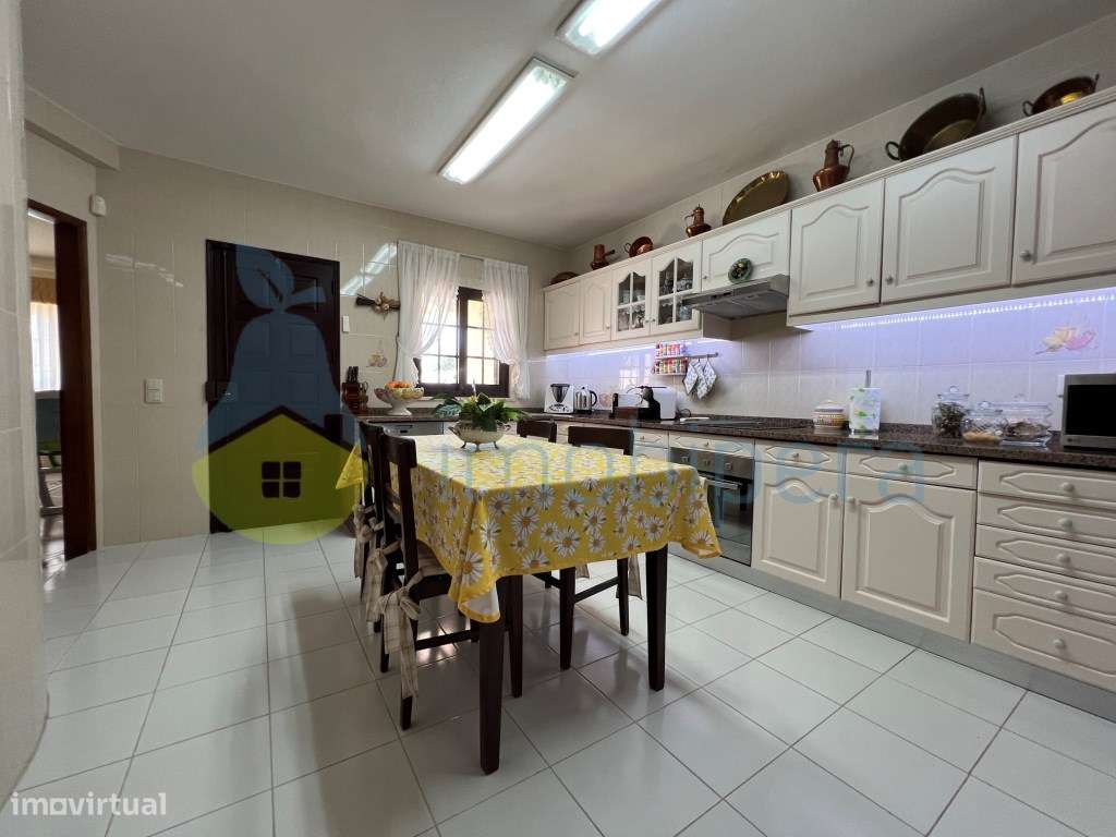 SOBERBA MORADIA T6 COM CASA DE HOSPEDES EM ANEXO-37