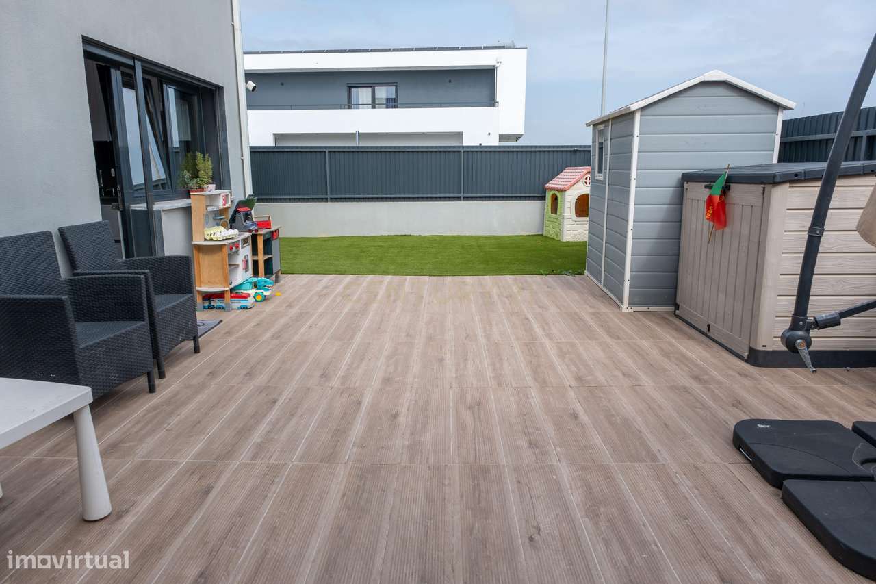 Moradia T4 com jardim e espaço exterior para convívio-38