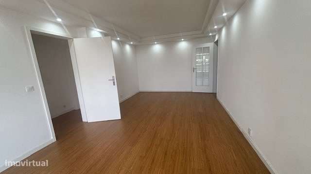 T2 Totalmente Remodelado em Ramalde | Garagem + Arrumos-14
