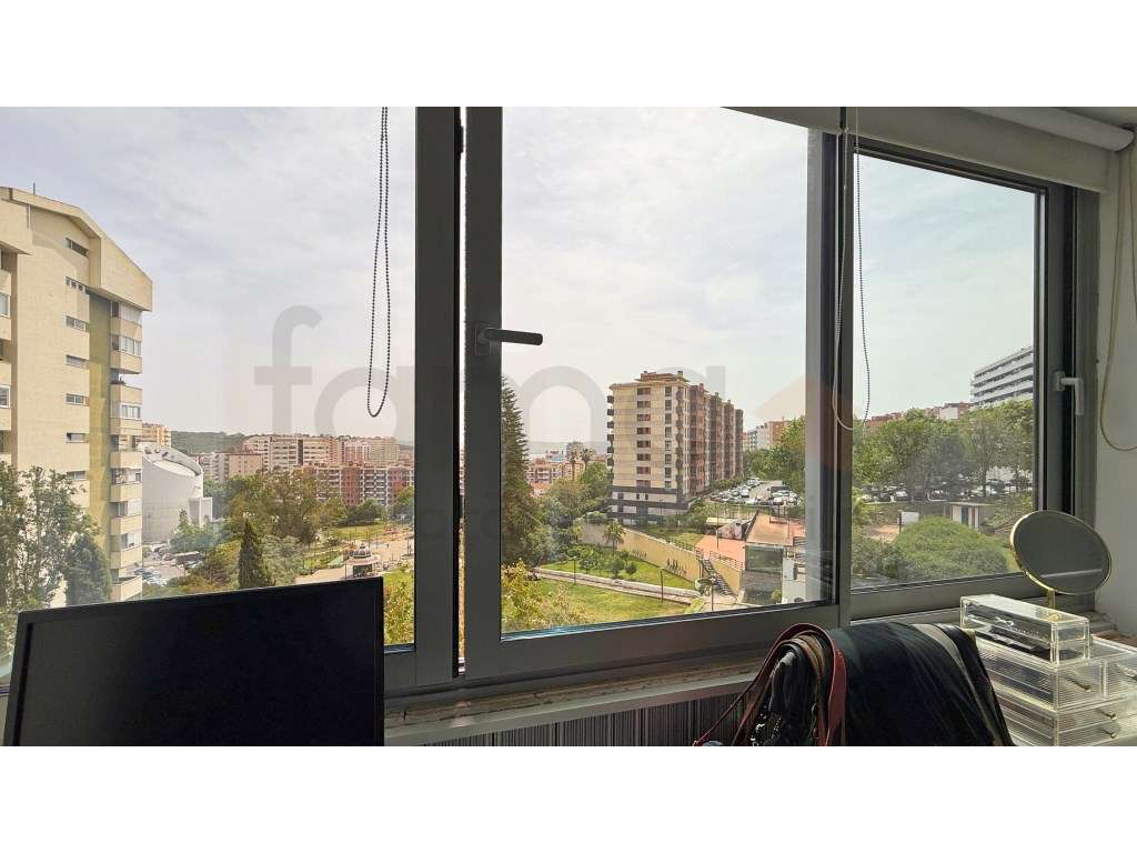 Apartamento T4 em Miraflores-20