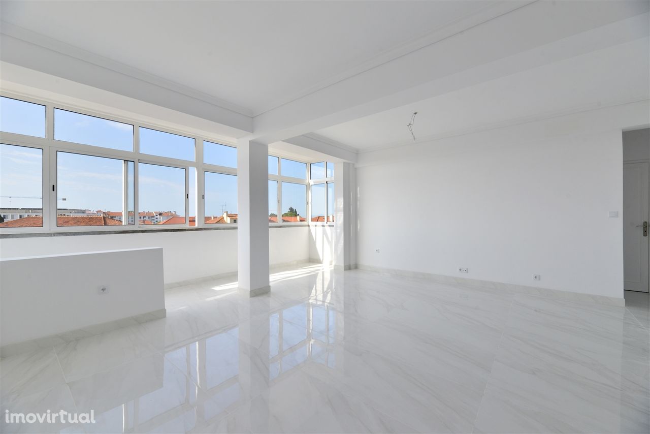 Apartamento T3+1 totalmente remodelado no Alto dos Lombos, Carcavelos