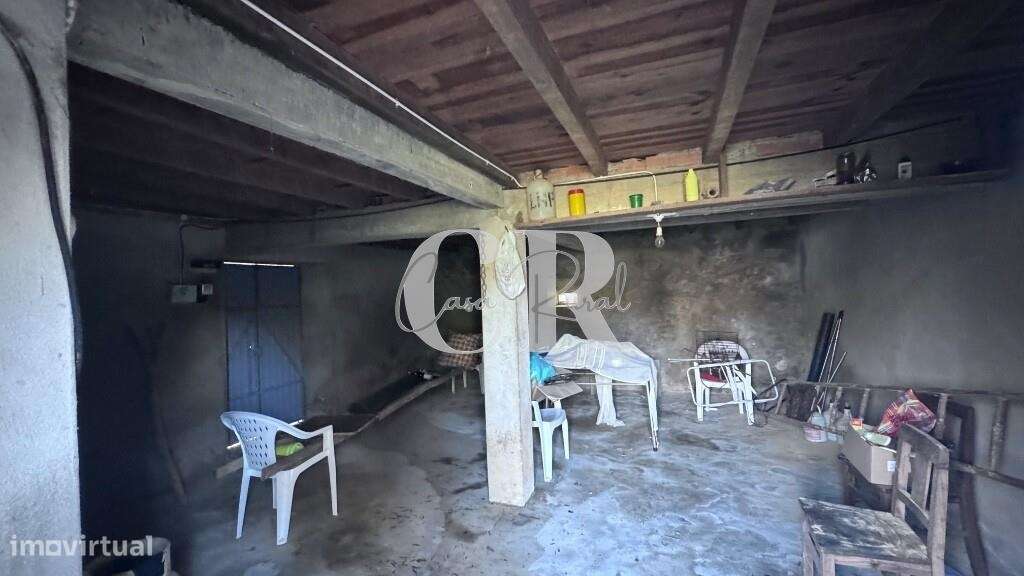 Casa de pedra com terreno e poço-21