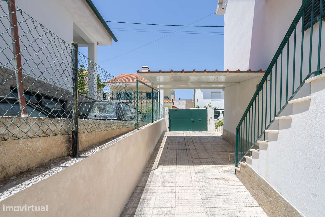 Moradia Geminada com Jardim, Cave e Garagem.-4