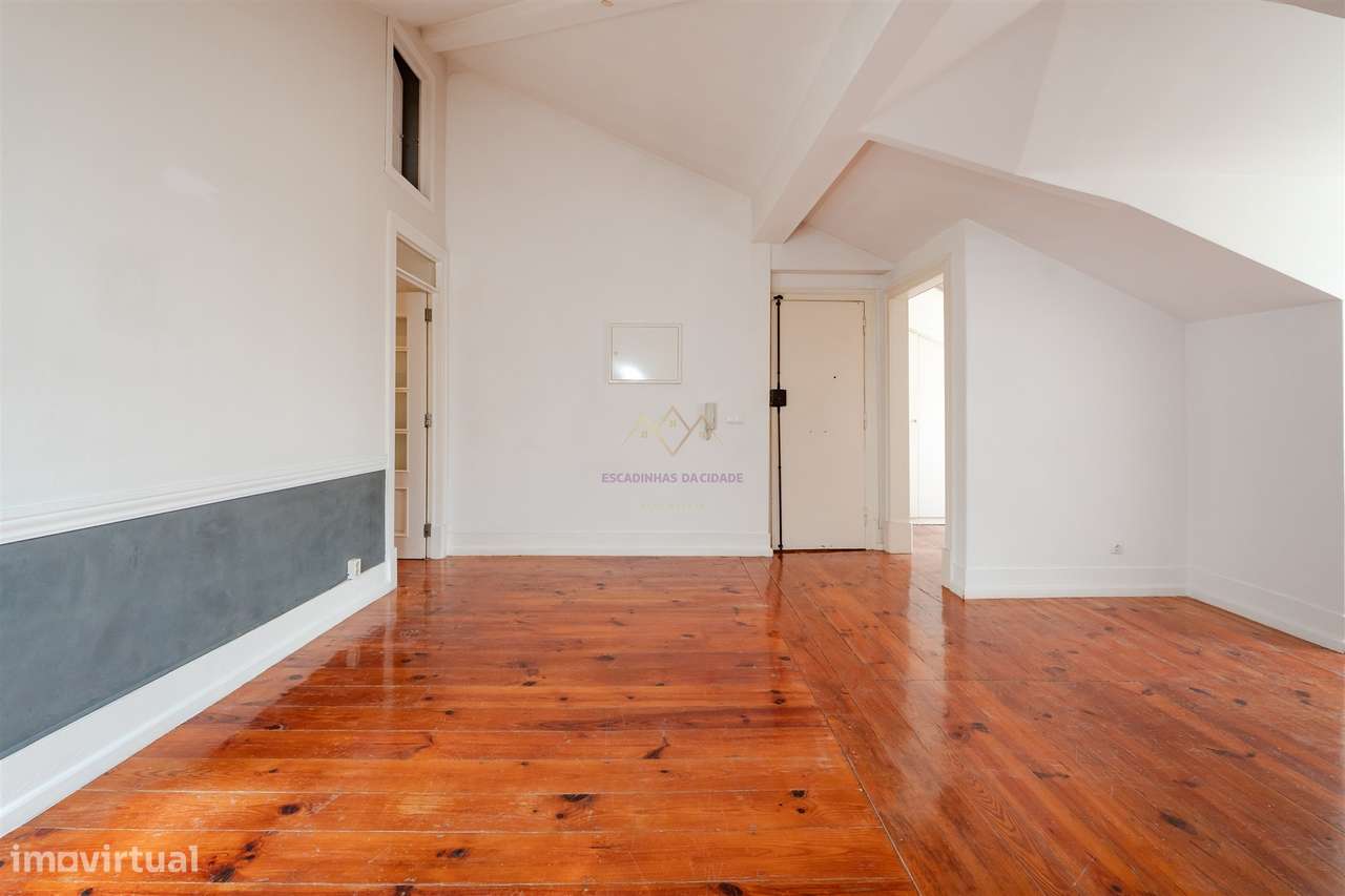 Elegância na Lapa: T2+2 com Alma e Vista Desafogada-3