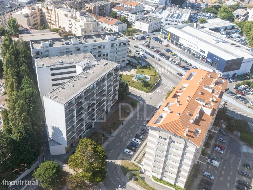 Apartamento T2 com varandas e garagem-24