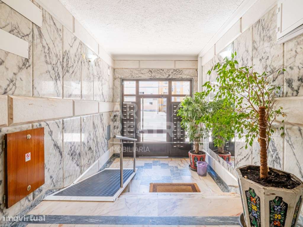 Excelente Apartamento T2 nas Paivas - Ótimo Potencial e Localização...-39