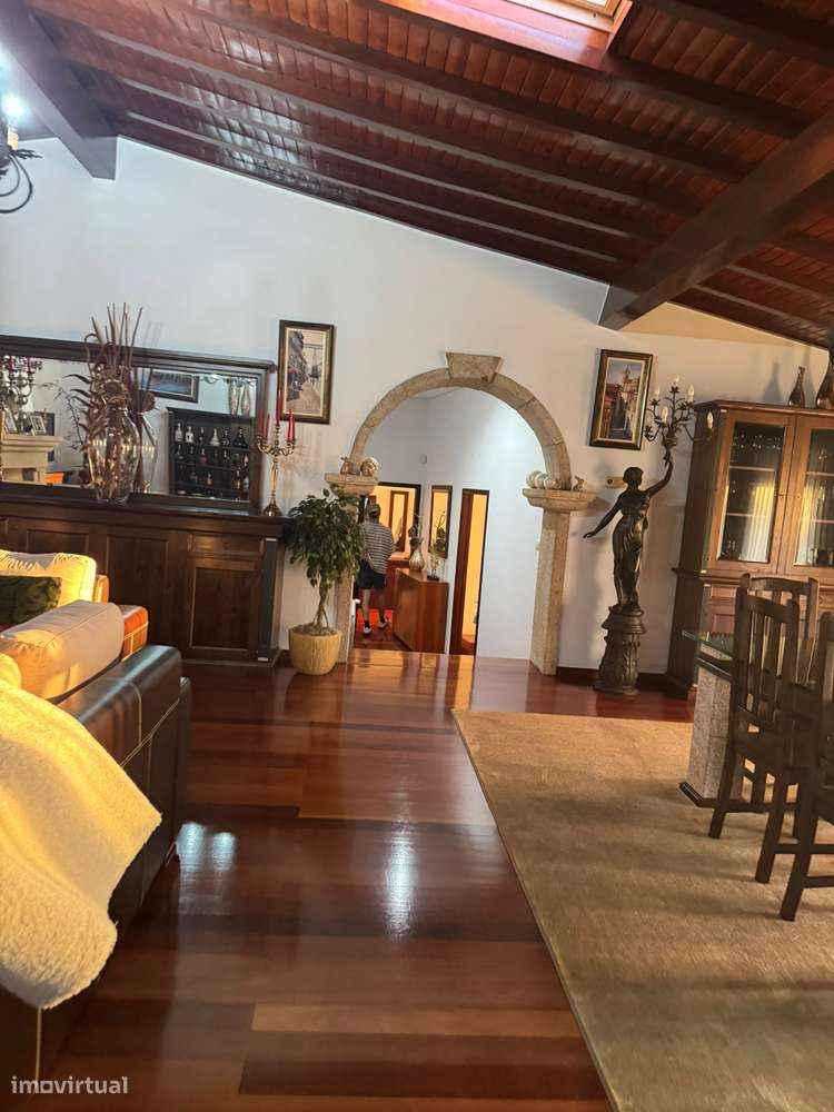 Moradia térrea T4 em pedra com 386m2 e terreno com 6.000m2, anexos.-14