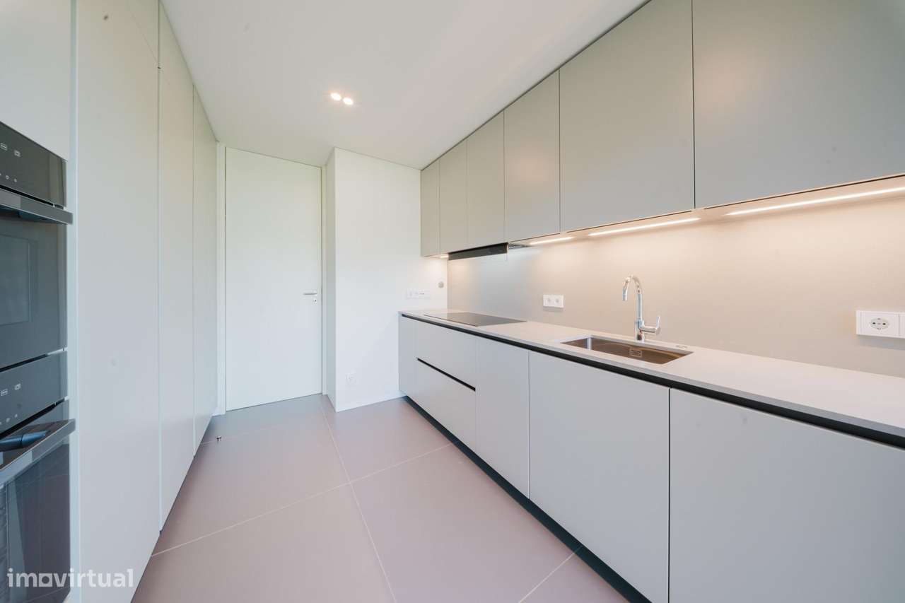 Elegante Moradia T3 no Sandwoods com Piscina Privativa e Jardim-7