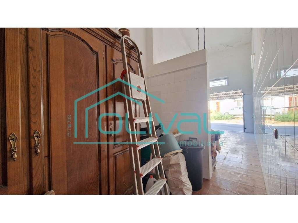 T4 com Arrecadação e Garagem Box no Centro de Benavente - Excelente...-33