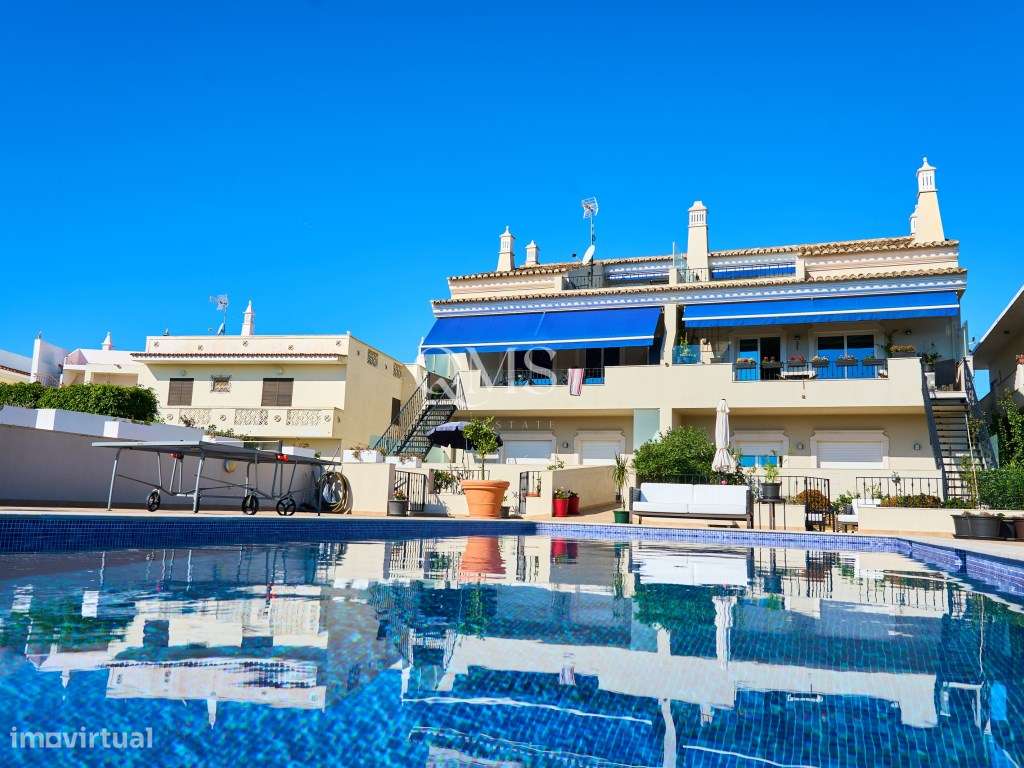 Duplex contemporâneo de três níveis em Santa Bárbara de Nexe, Algarve-45