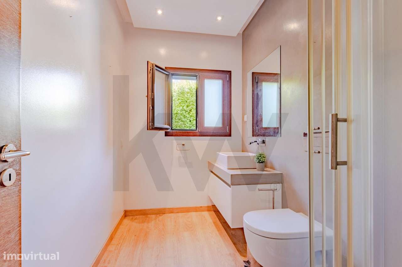 Moradia de sonho T4 com jardim, piscina e privacidade no coração de Ca-16