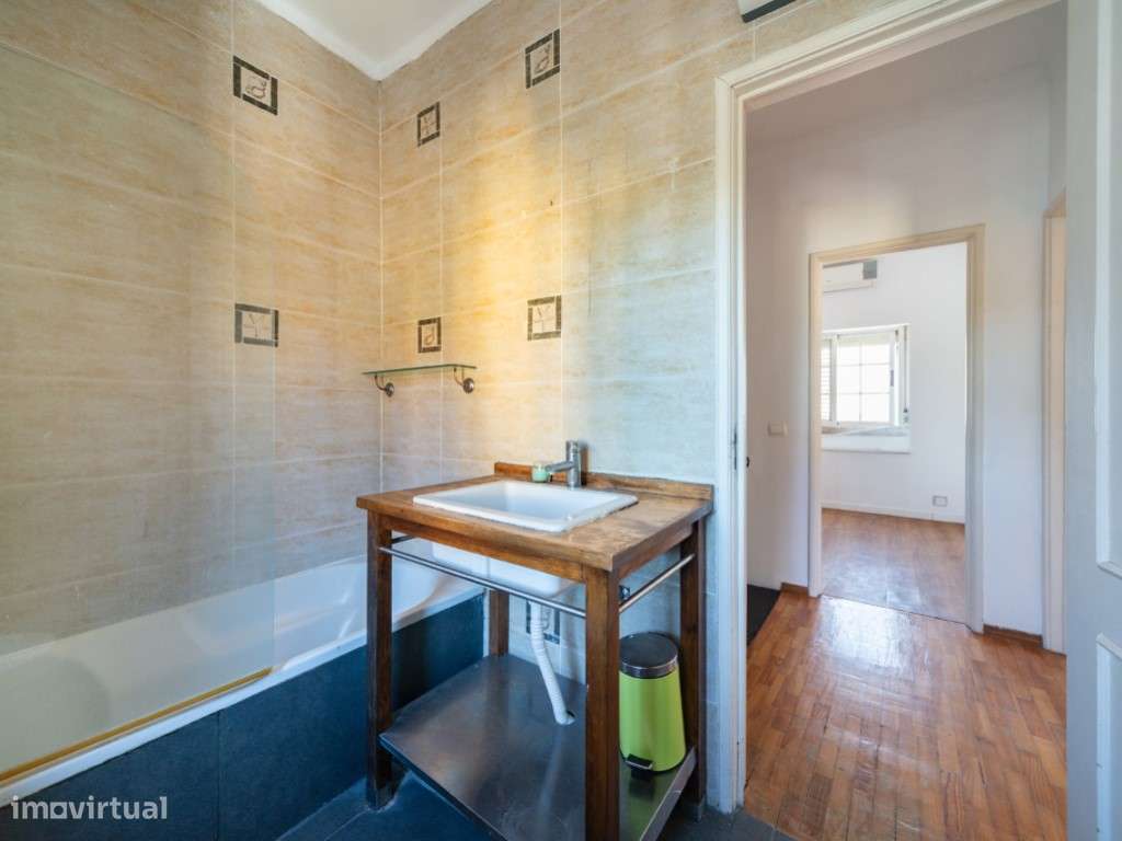 Moradia geminada de esquina em Caselas, com jardim e projecto aprovado-19