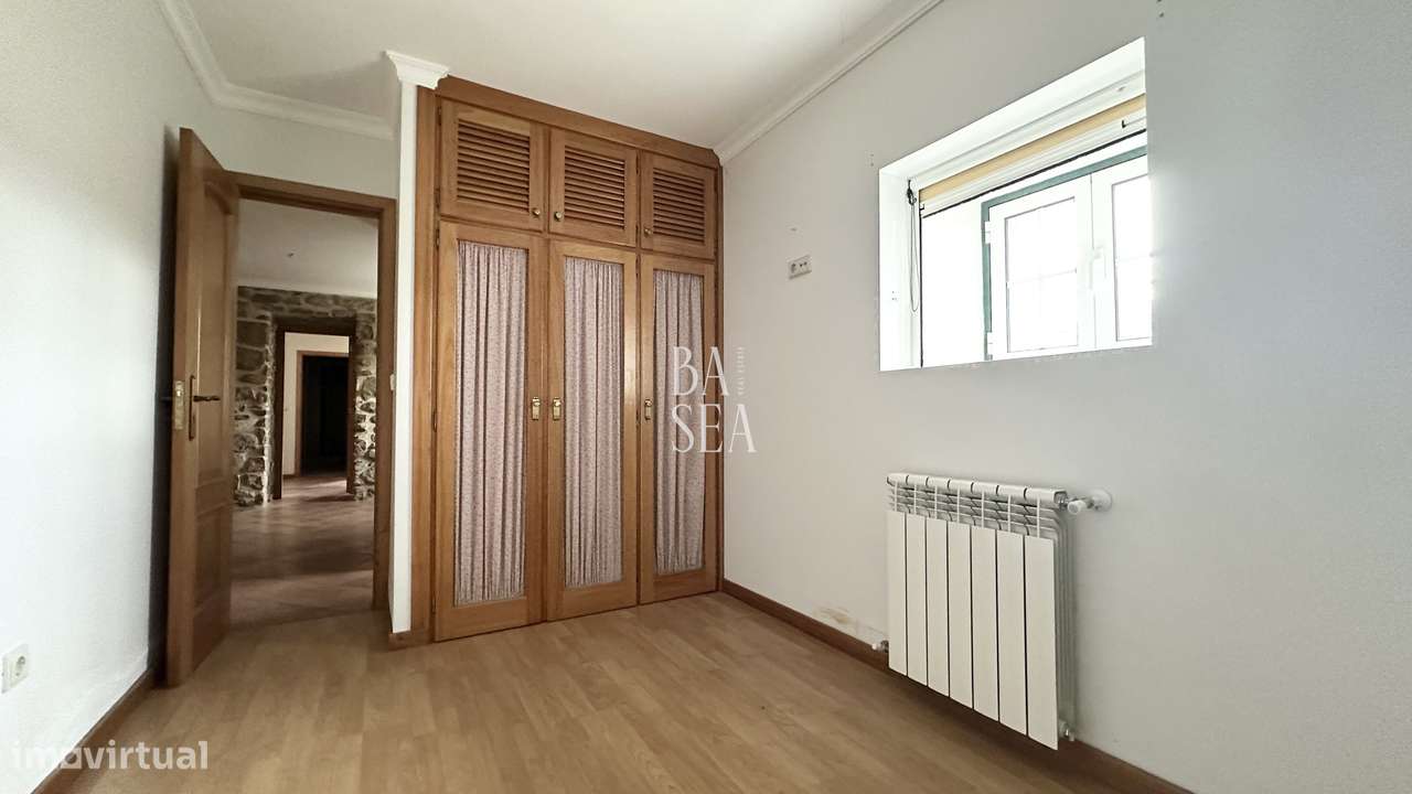 Quinta com 3 Habitações 2 Armazéns e 1 ha de Vinha em Barbeita Monção.-37