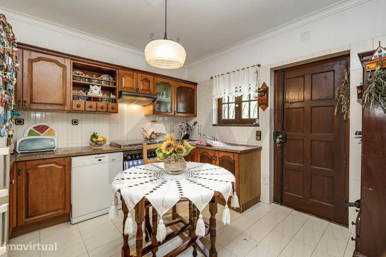 Moradia T6 em Sintra com jardim, garagem e vista de mar ao fundo-10