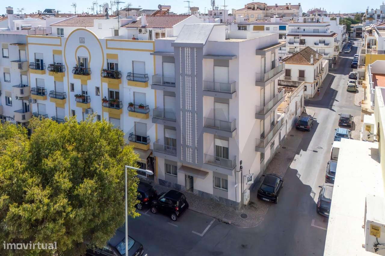 Apartamento T3 com espaço exterior no centro de Vila Real de Santo Ant-0