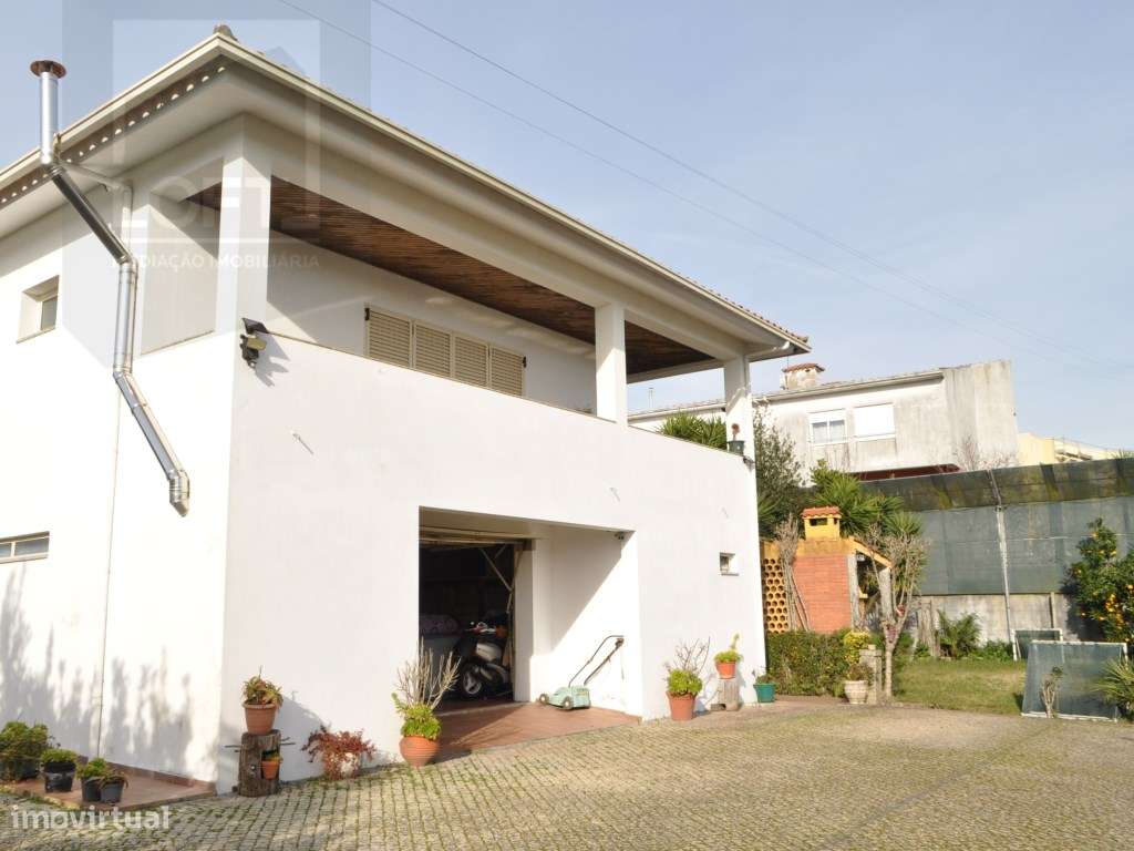 Moradia V4 em Candoso S.Santiago e Mascotelos-38