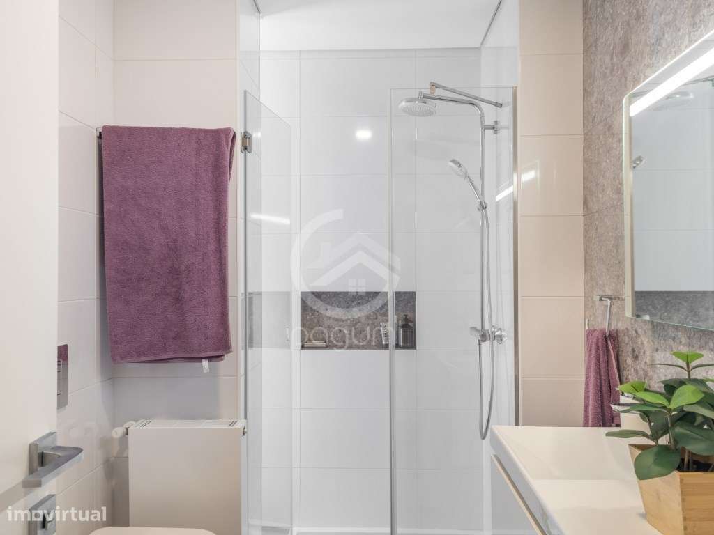 Moradia Contemporânea | 1.470 m² | A 1 Minuto da A4-33