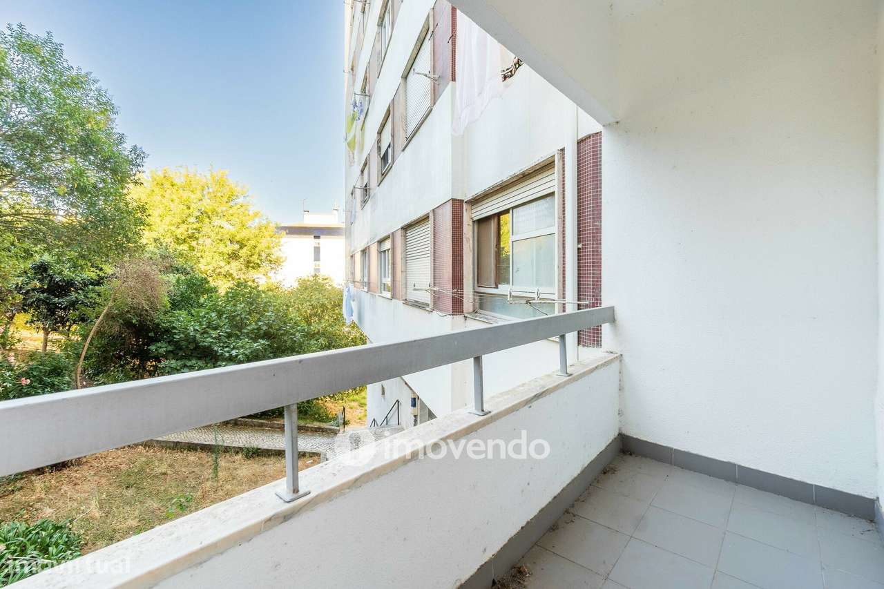 Apartamento T2, com áreas amplas e varanda, na Póvoa de Santa Iria-18