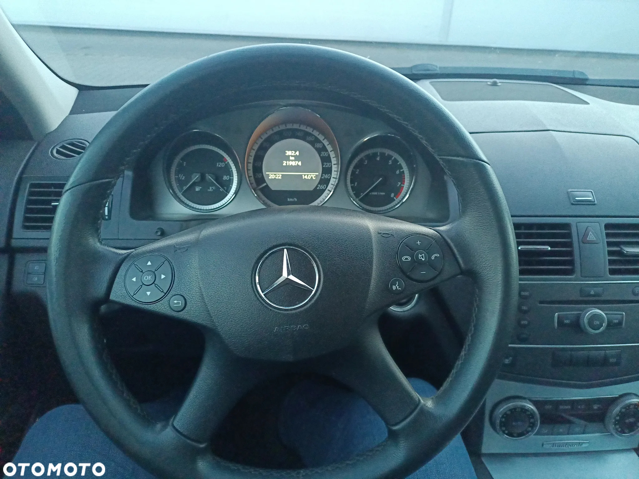 Mercedes-Benz Klasa C 180 CGI BlueEFFICIENCY Avantgarde - 8