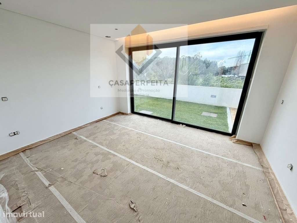 Moradias V5 de Luxo com Piscina, Jardim e Terraços - Praia da Madalena-15