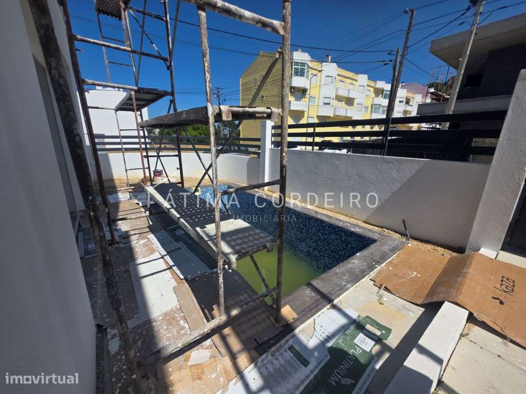 Moradia T3 com piscina e terraço-22