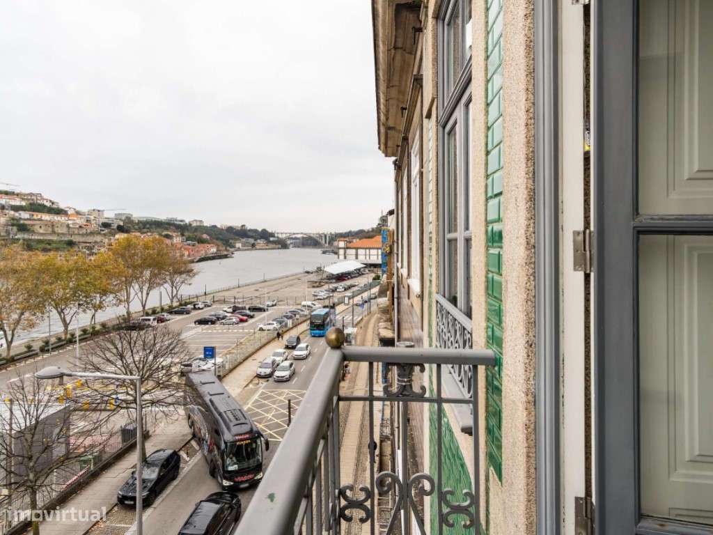 Prédio totalmente renovado em Miragaia com vistas rio-54