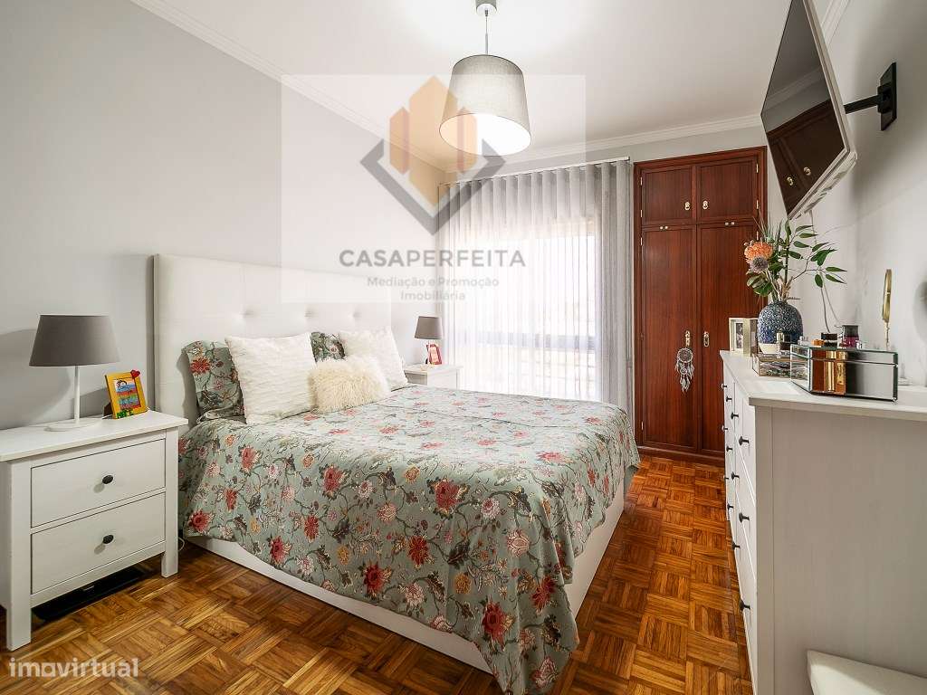 Deslumbrante T2 de 2 Frentes com Varandas e Box - Canelas-26