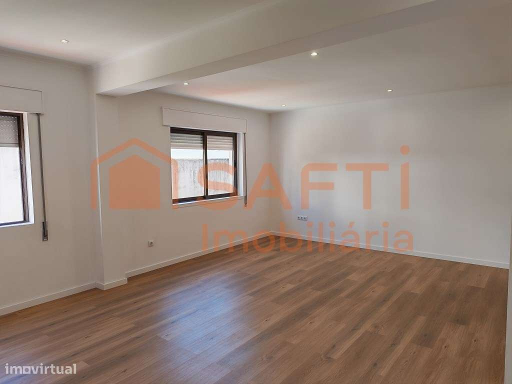 Apartamento T3 Renovado com Sótão - 1º Andar no Centro do Cartaxo - Grande imagem: 4/17