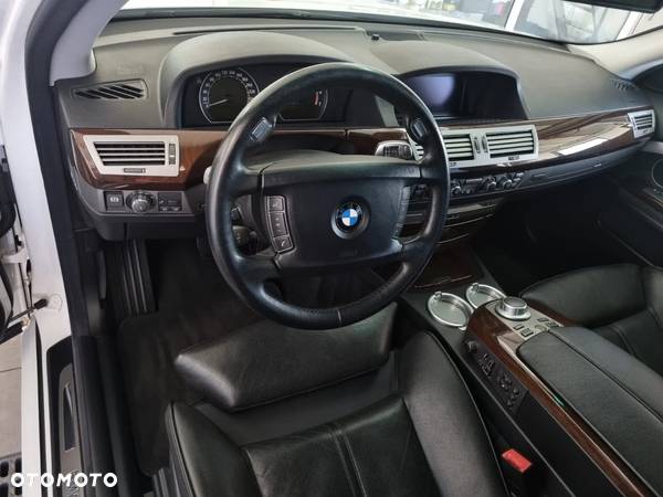 BMW Seria 7 750i L - 26