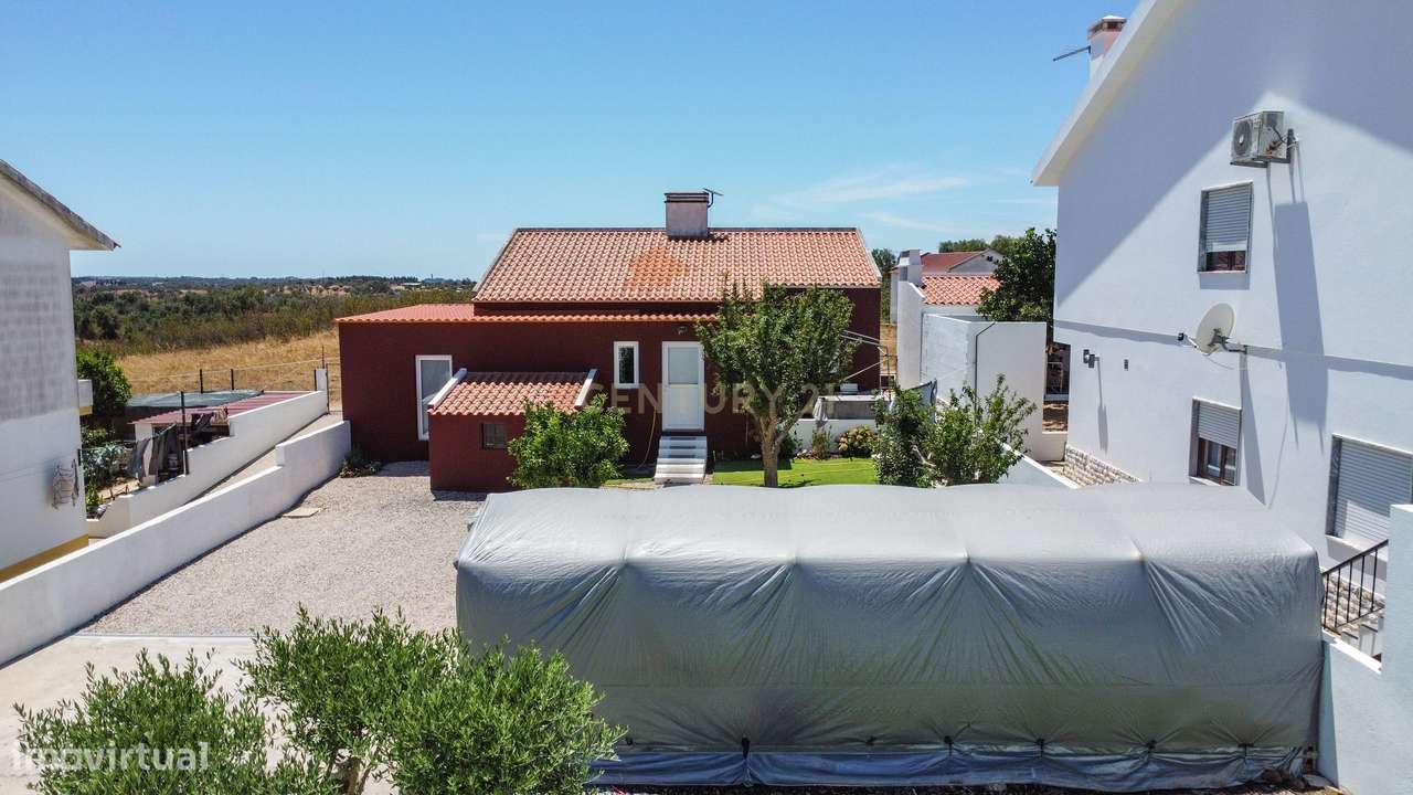 Moradia T2 Renovada com Quintal e Jardim – O Refúgio Ideal para Viver-24