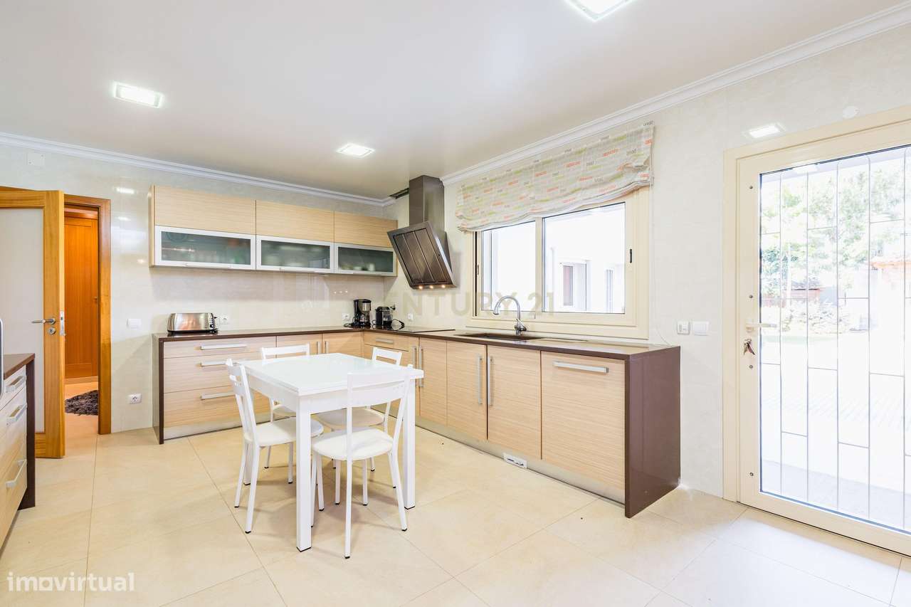 Moradia Exclusiva com Piscina, Jardim e Áreas Amplas-9